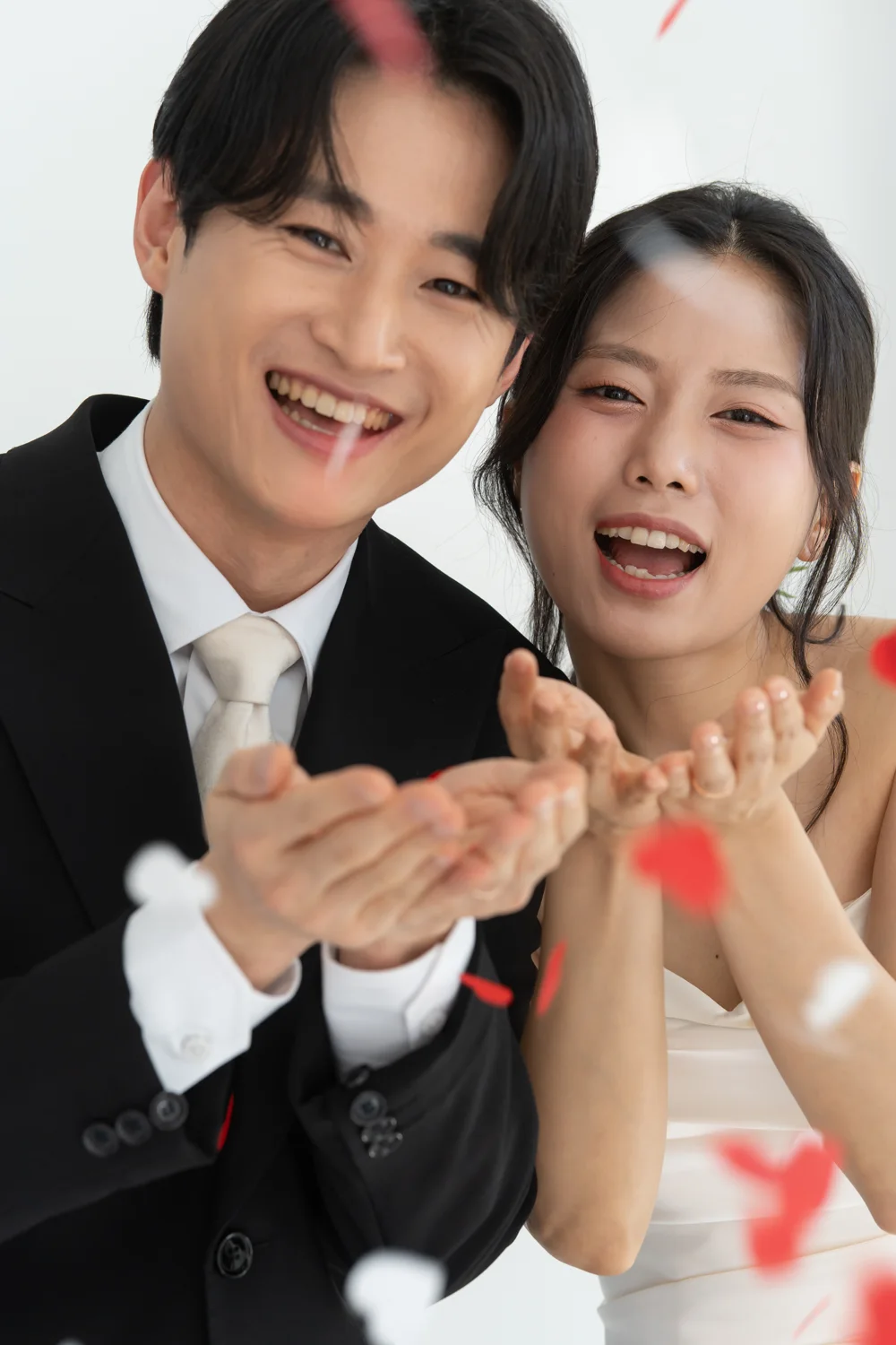 함께 웃으며 손을 내미는 형린과 예림